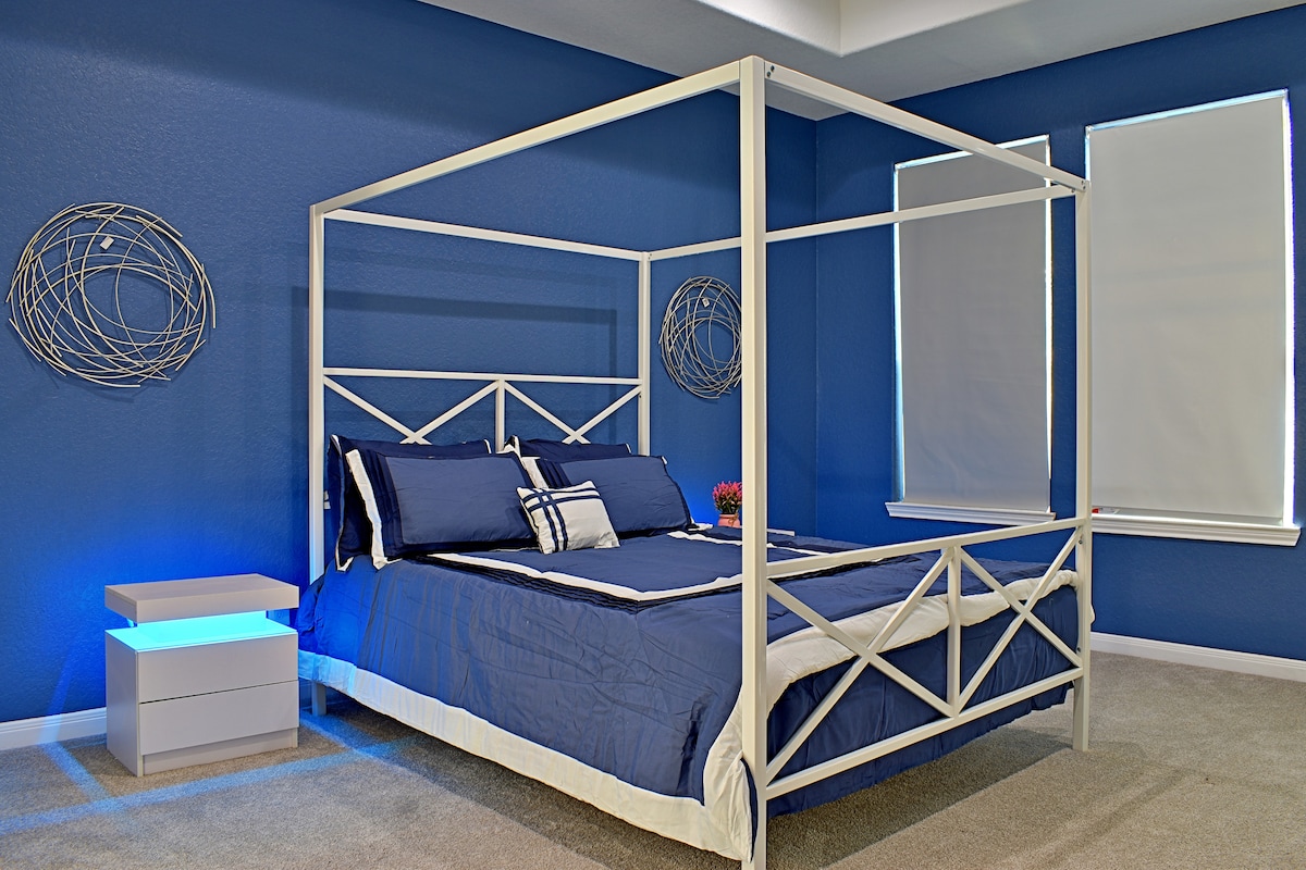 Hauptschlafzimmer mit Queensize-Bett und 65-Zoll Samsung 4K-Fernseher