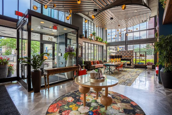 5th Floor 2B2B | Gym | Pool | 1 mile to US Bank - Apartments for