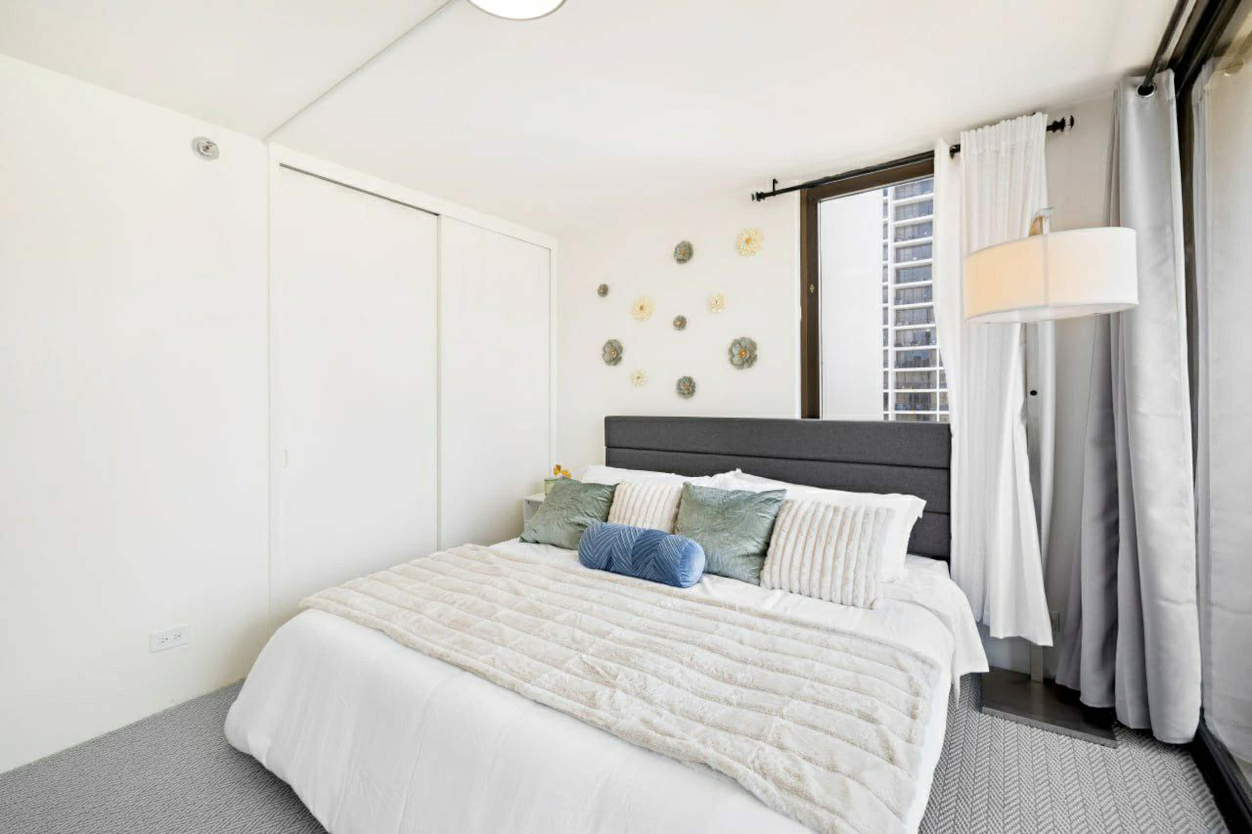 Modern with Stunning Views and Free Parking - Image 10