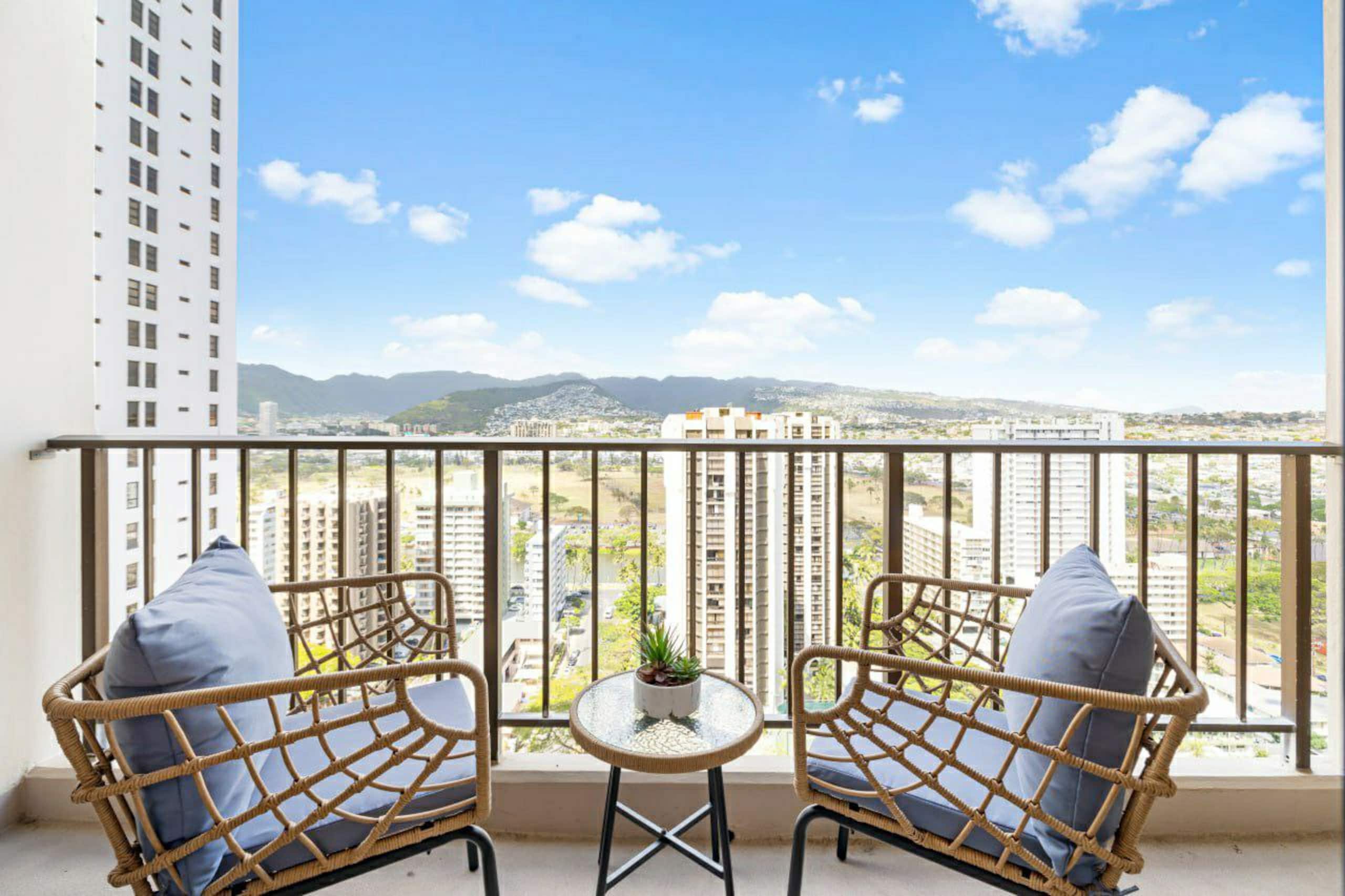 Modern with Stunning Views and Free Parking - Image 16