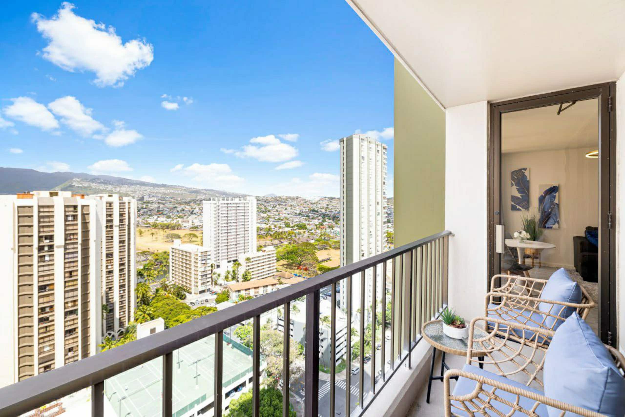 Modern with Stunning Views and Free Parking - Image 17
