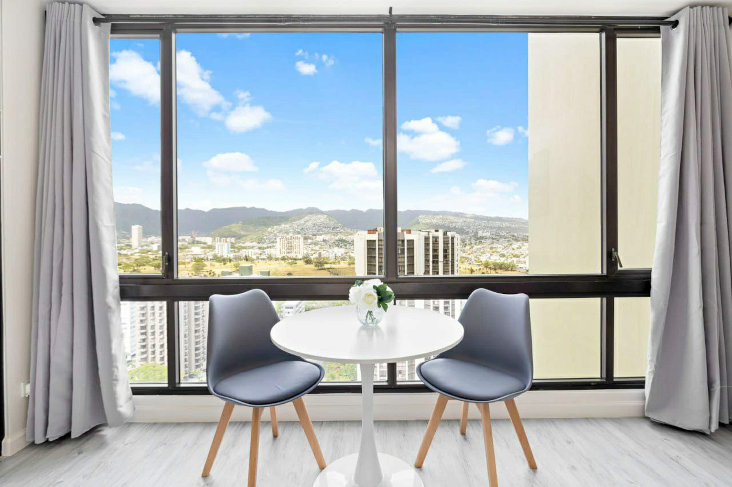 Modern with Stunning Views and Free Parking - Image 9