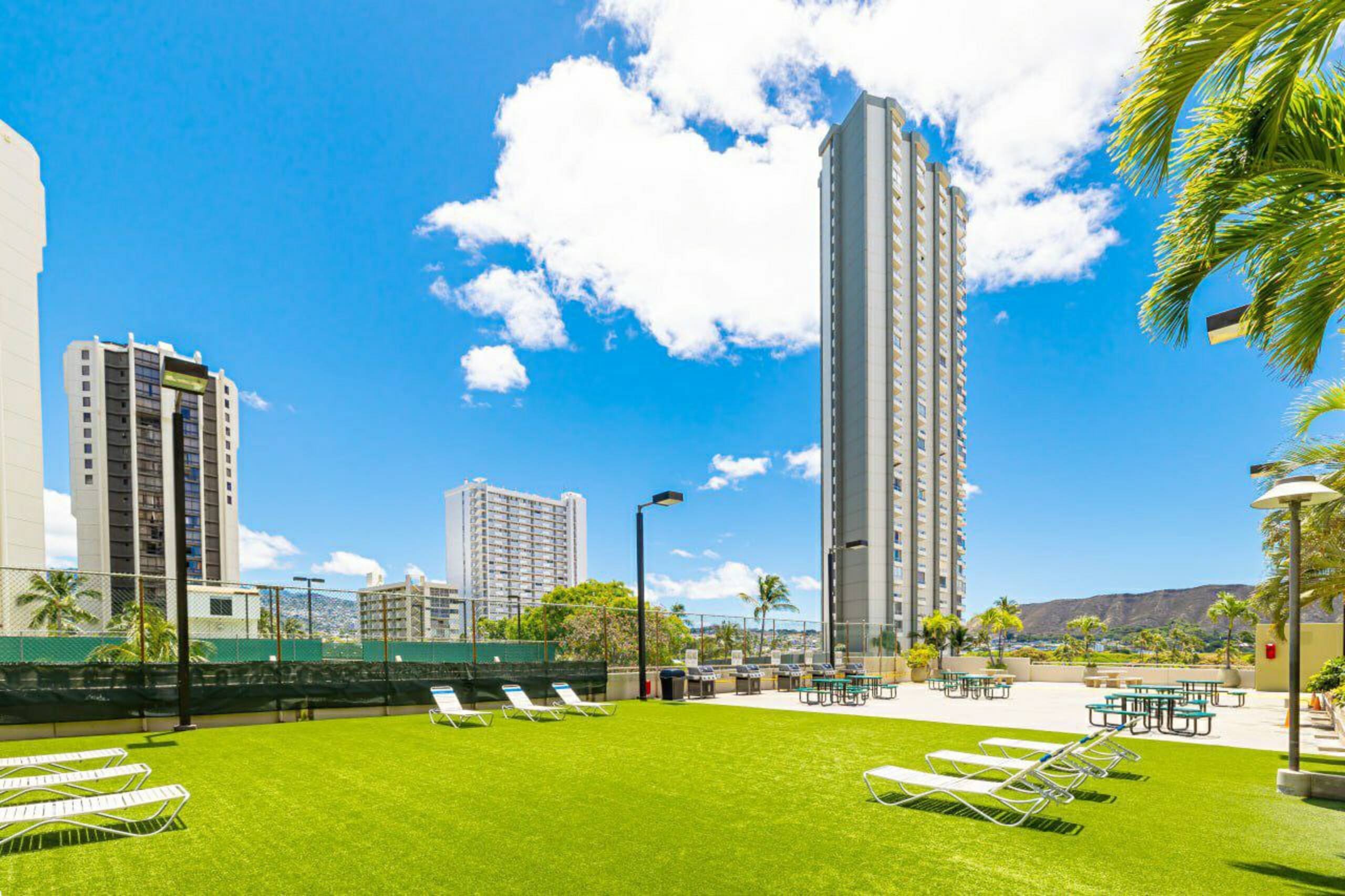 Modern with Stunning Views and Free Parking - Image 21