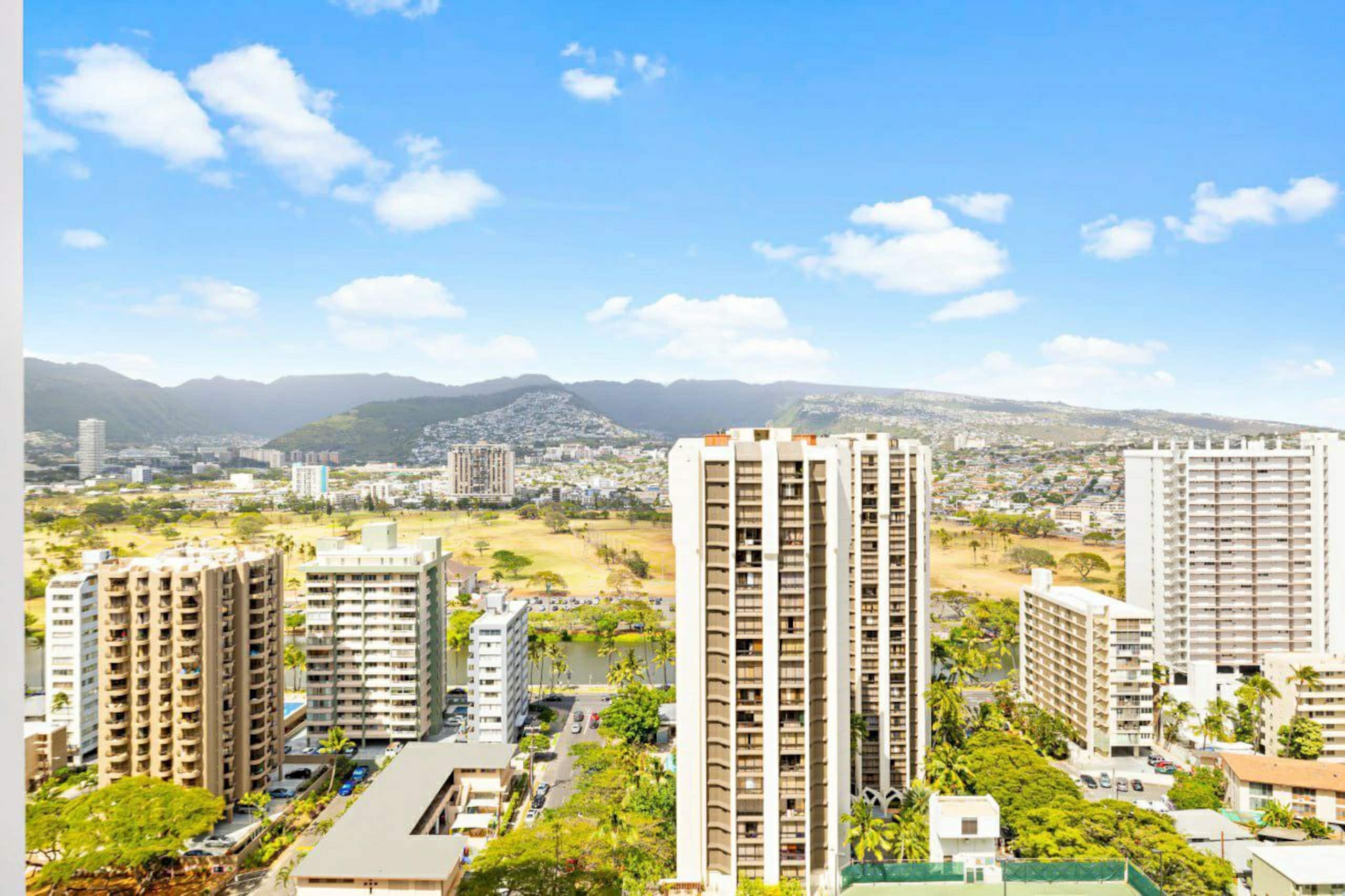 Modern with Stunning Views and Free Parking - Image 24