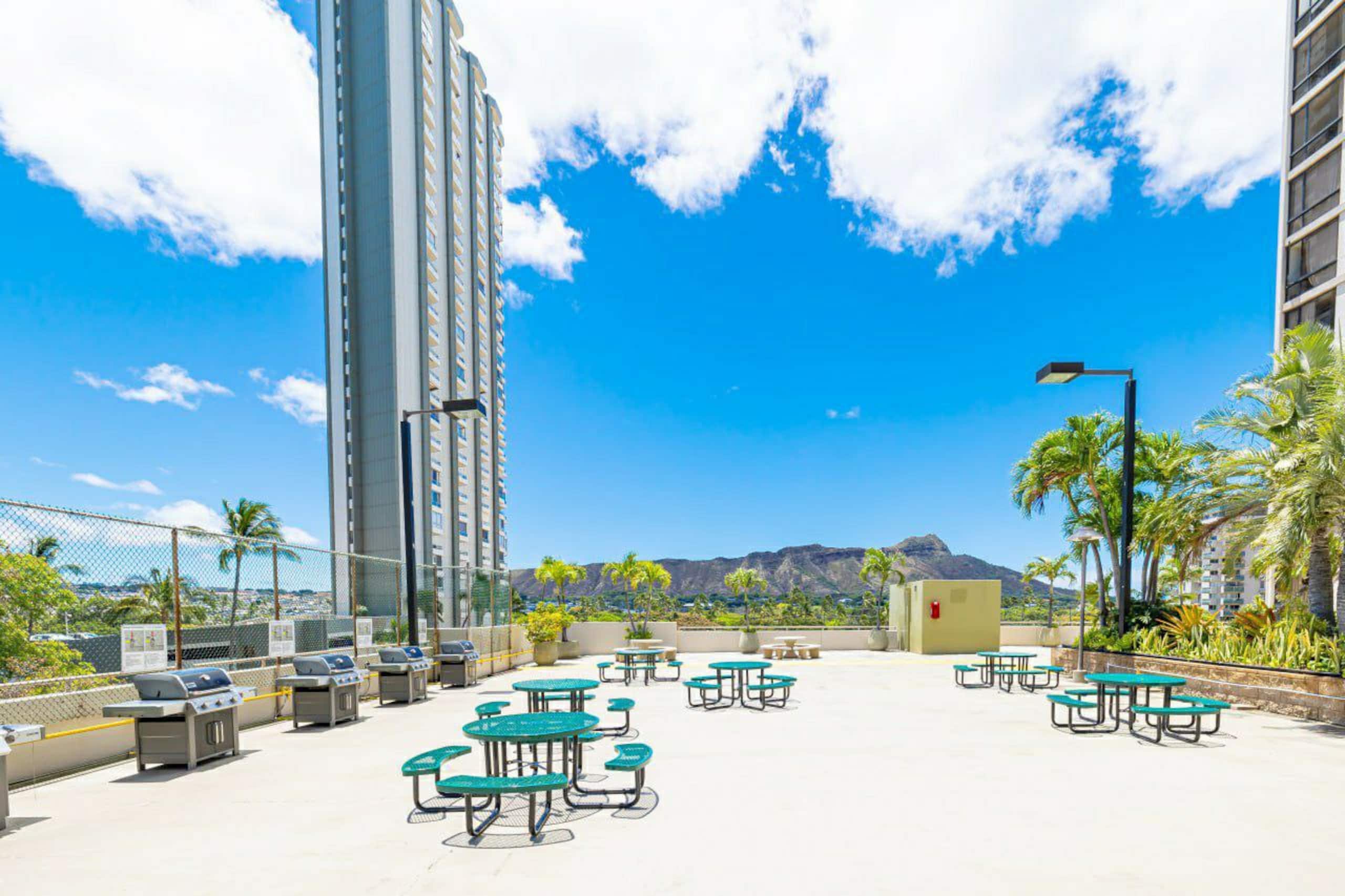 Modern with Stunning Views and Free Parking - Image 22