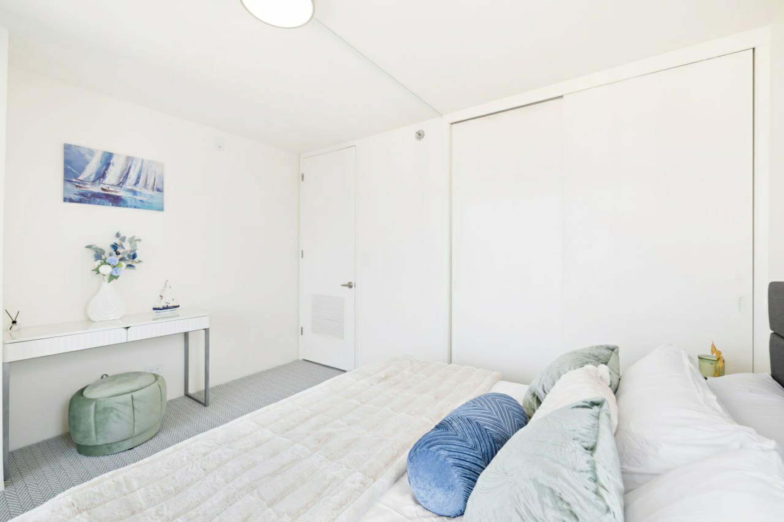 Modern with Stunning Views and Free Parking - Image 11