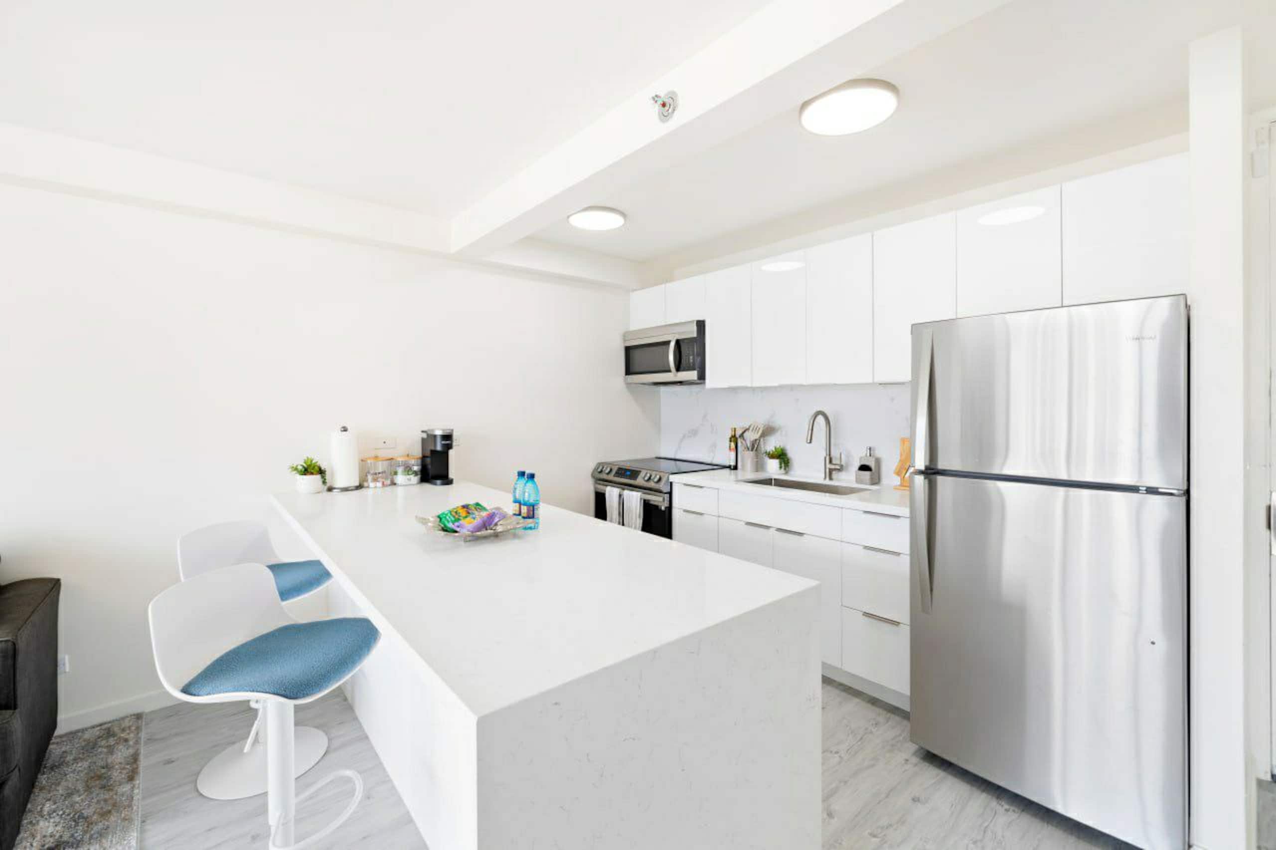 Modern with Stunning Views and Free Parking - Image 5