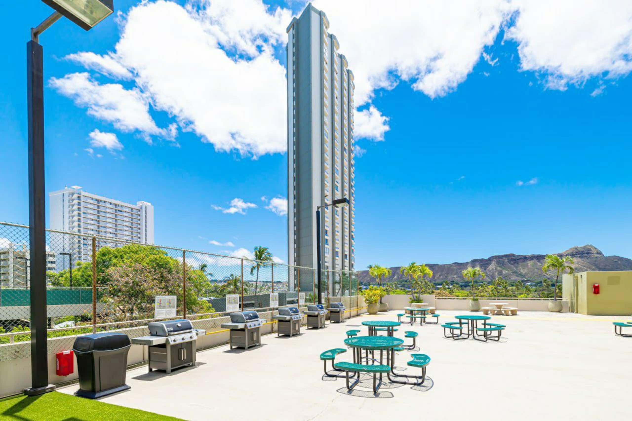 Modern with Stunning Views and Free Parking - Image 23