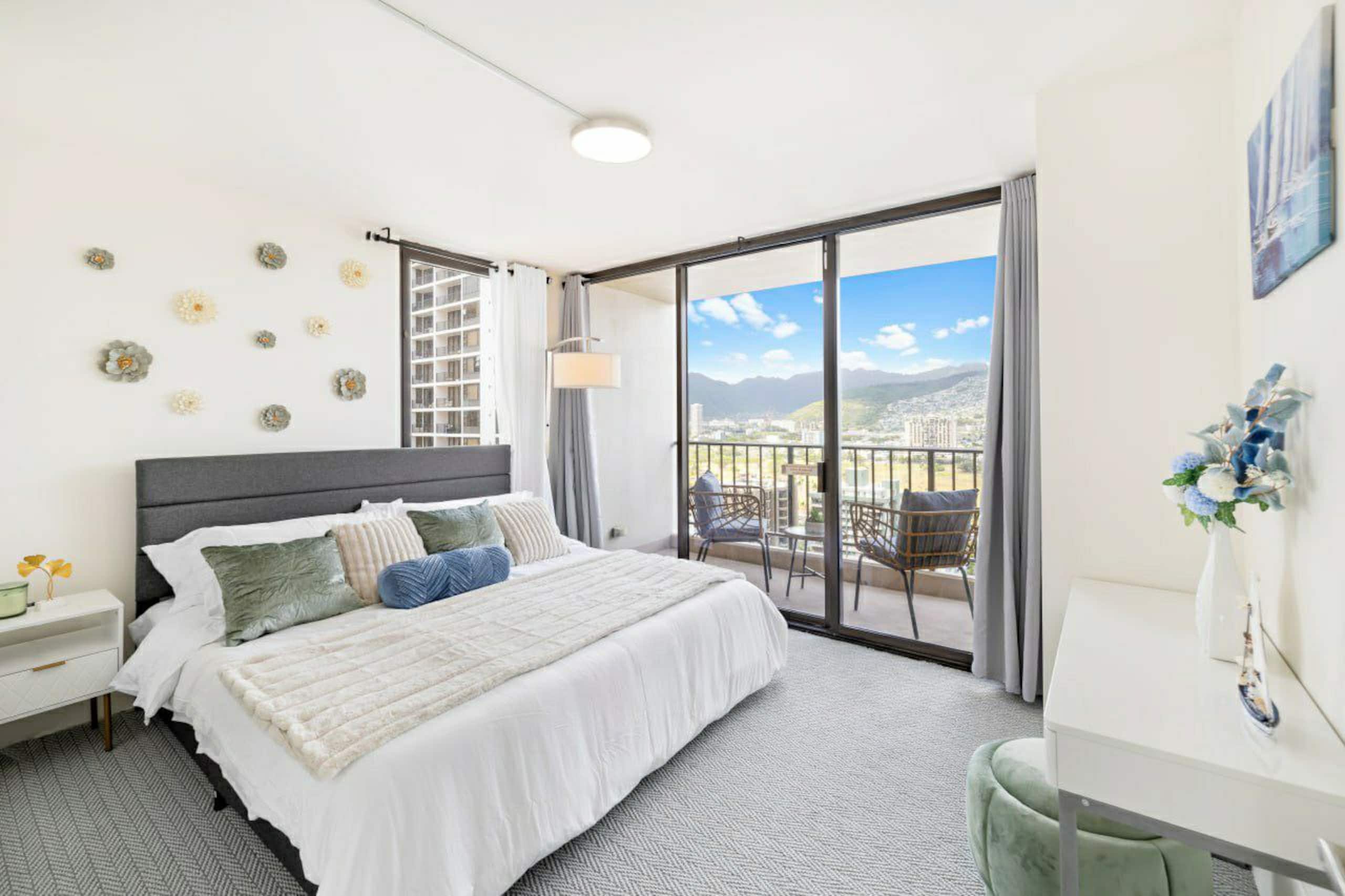 Modern with Stunning Views and Free Parking - Image 1