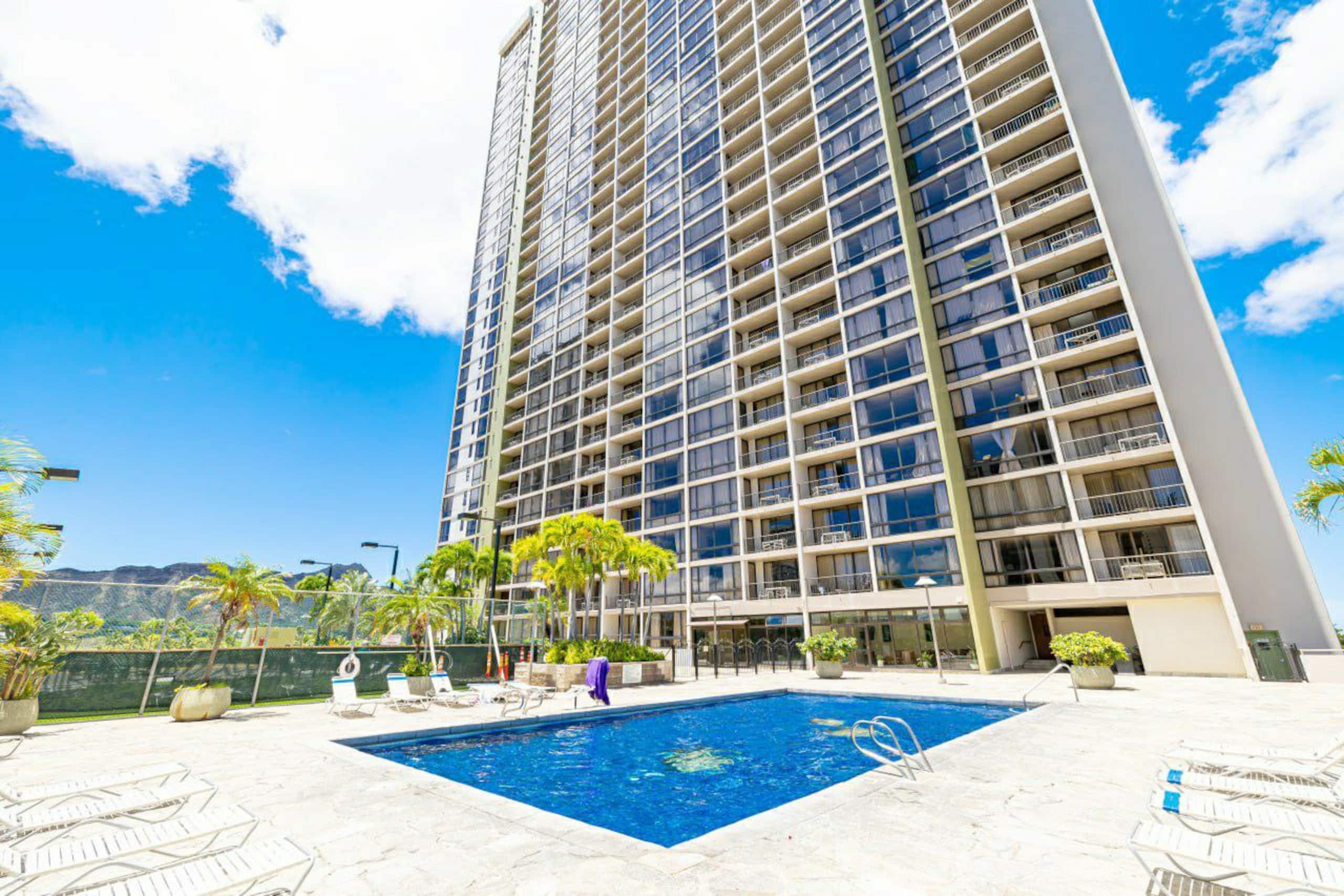 Modern with Stunning Views and Free Parking - Image 19