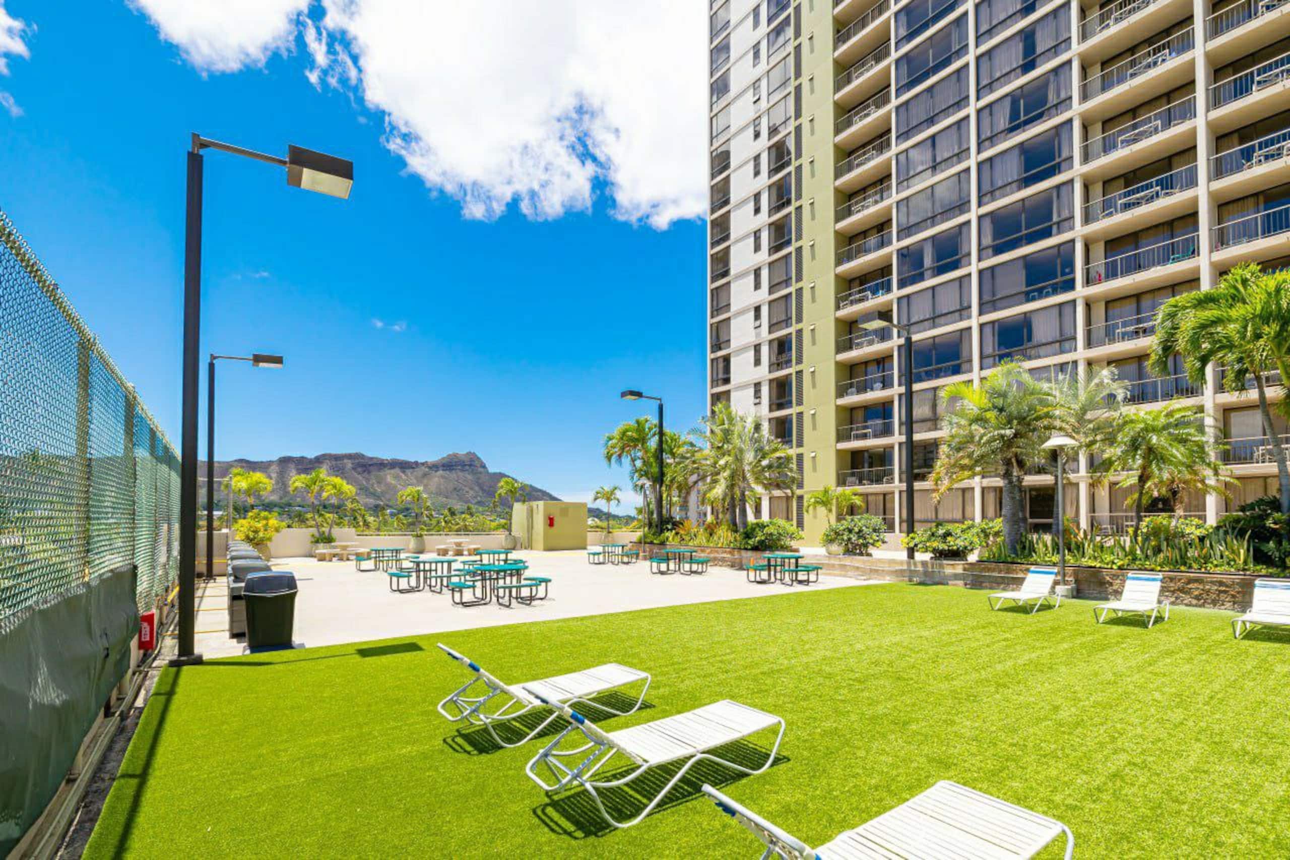 Modern with Stunning Views and Free Parking - Image 20