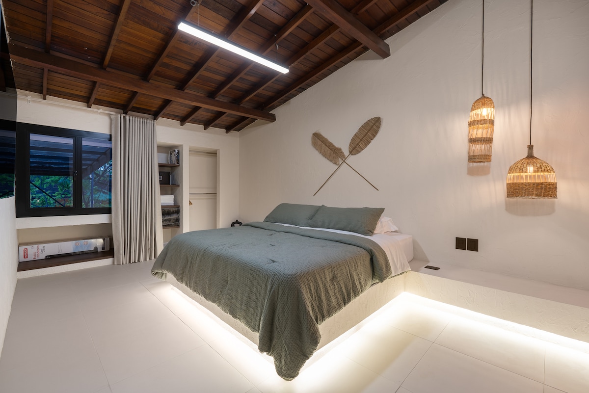 חדר שינה 4: מיטת קווין סייז (קומה 2)  עם טלוויזיה חכמה ומאוורר