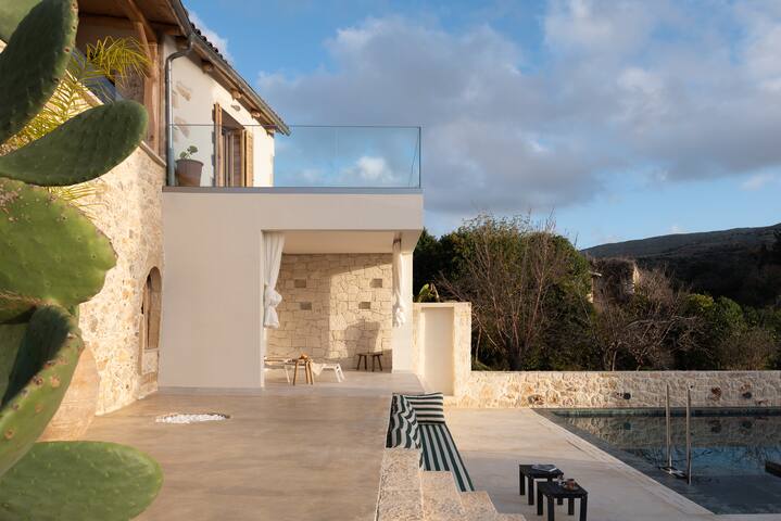 Spartacus Villa, a Countryside Bohemian Retreat gallery image 5