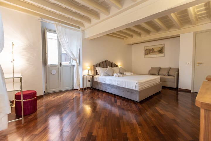 Piazza Navona Classy Large Apartment gallery image 2