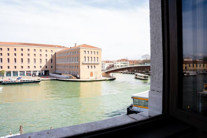 Elegance Calatrava – Apartment in Venetian Palazzo gallery image 4
