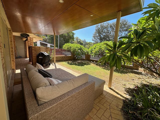 Frangipani Beach House – 800m to beach