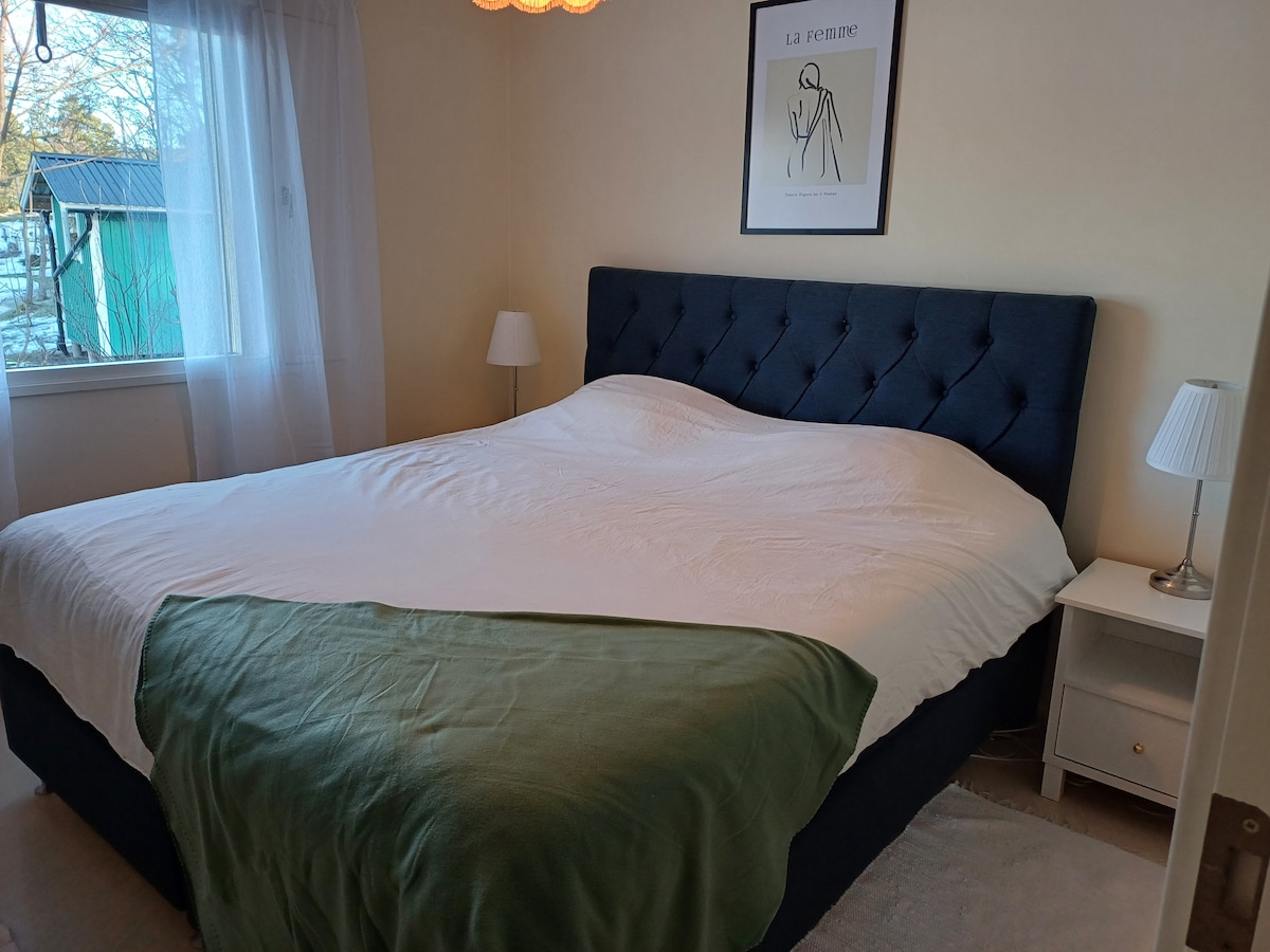 Dormitorio de la planta baja con una cama de 180 cm de ancho. 