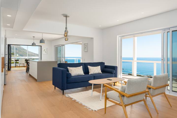 Modern Apartment With Ocean & Mountain Views gallery image 2
