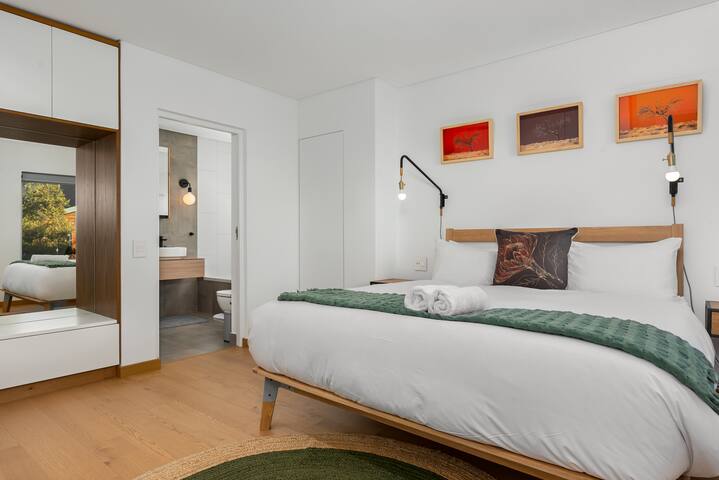 Modern Apartment With Ocean & Mountain Views gallery image 5