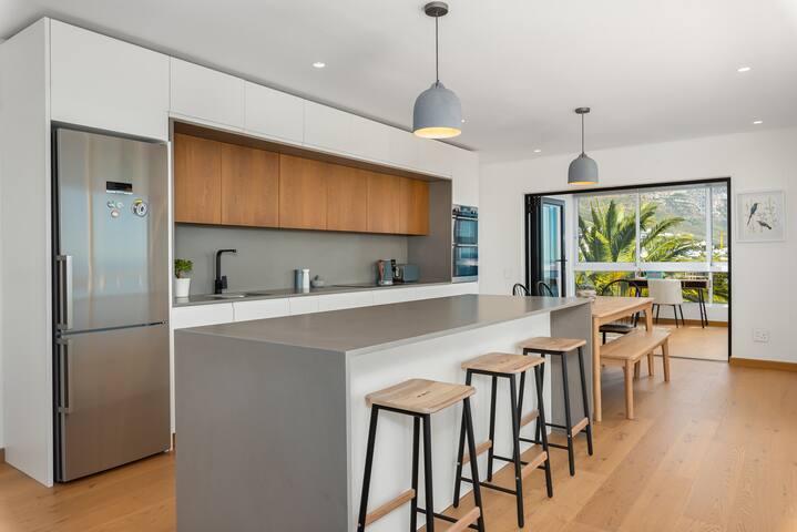 Modern Apartment With Ocean & Mountain Views gallery image 4