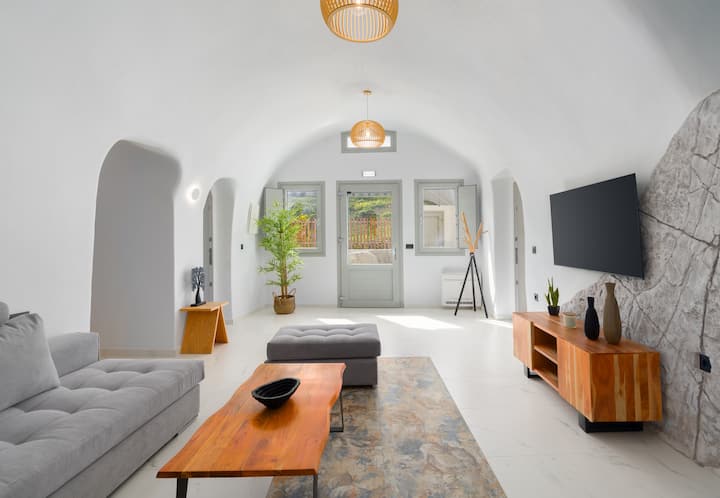 White Occhio Villa With Heated Jacuzzi - Santorini