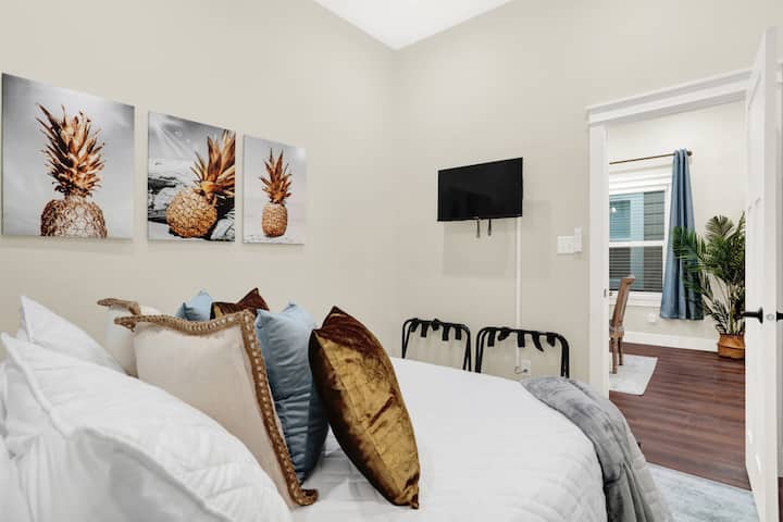 Dormitorio de invitados con cama tamaño queen