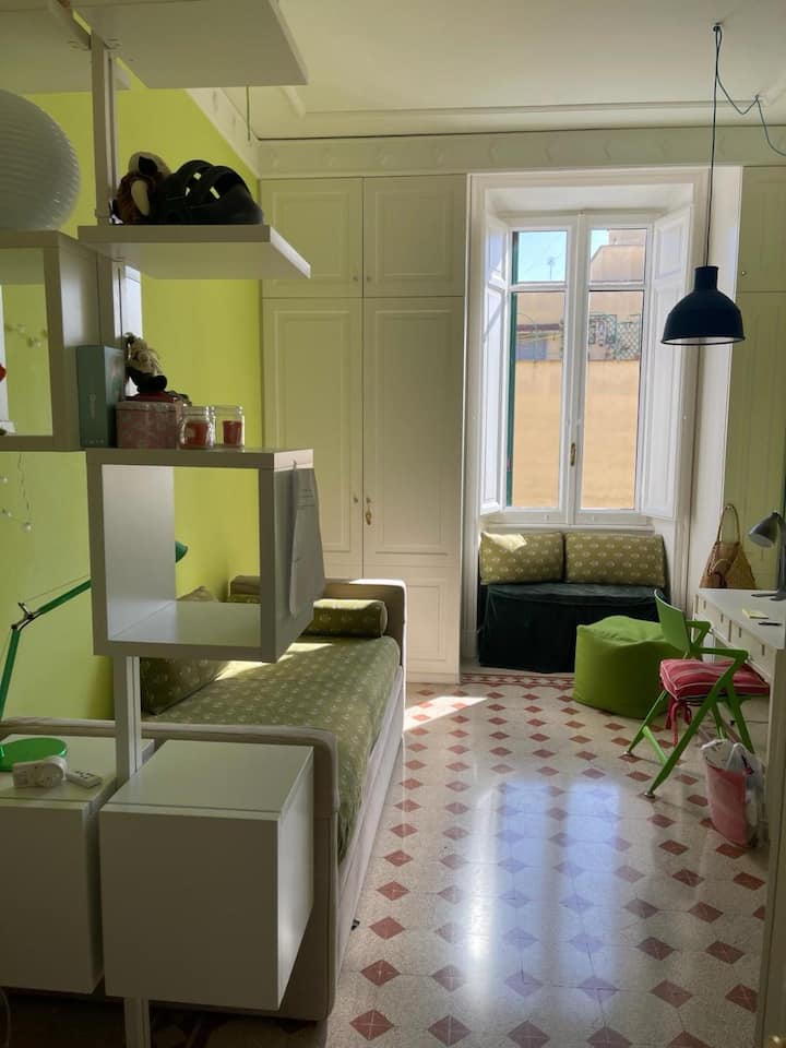 Soba s 2 kreveta za jednu osobu i radnim stolom/radnim kutkom