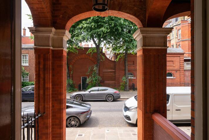 Super Knightsbridge 2 bed Apartment gallery image 3