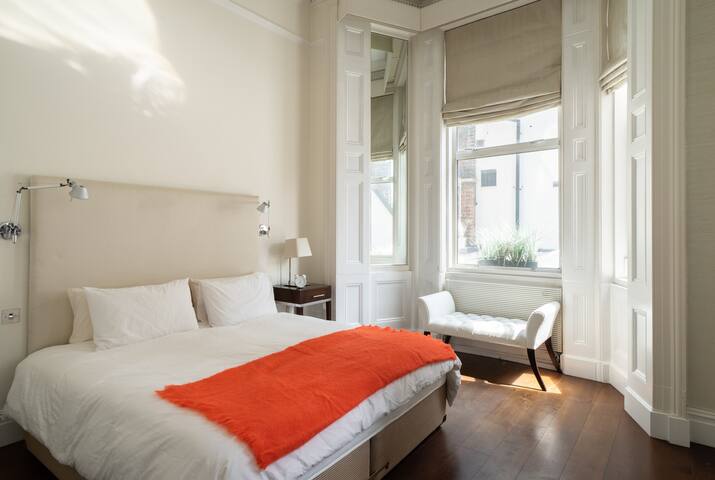 Super Knightsbridge 2 bed Apartment gallery image 2