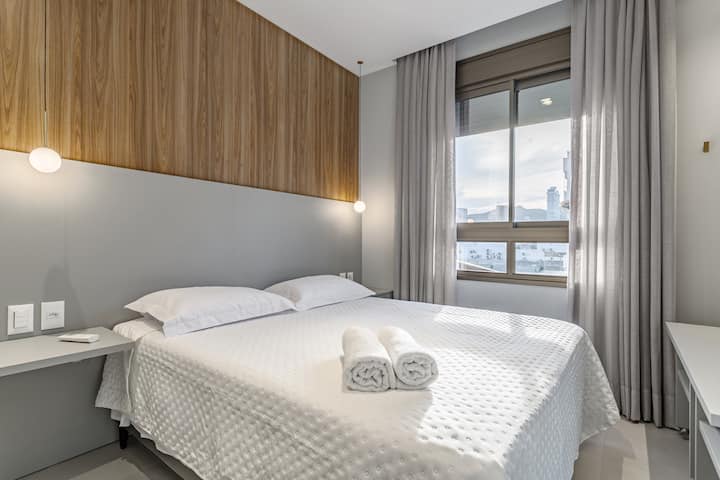 جناح 3 مع سرير بحجم كوين وتكييف هواء مقسم وخزانة ملابس وستائر تعتيم آلية.