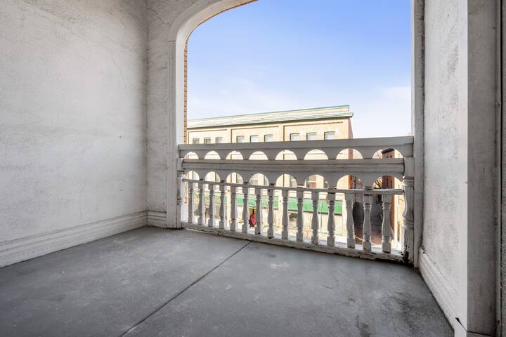 Chic Mile-End 3BR Getaway – Free Parking, Sleeps 8 gallery image 5