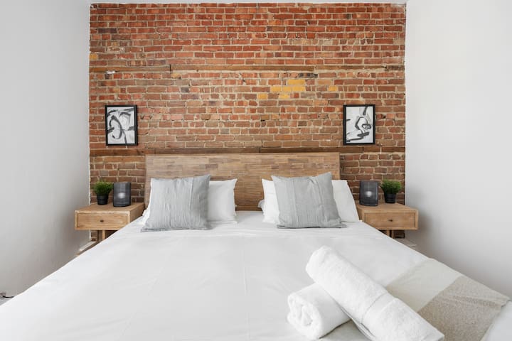 Chic Mile-End 3BR Getaway – Free Parking, Sleeps 8 gallery image 2