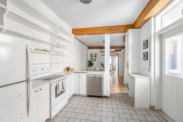 Chic Mile-End 3BR Getaway – Free Parking, Sleeps 8 gallery image 4