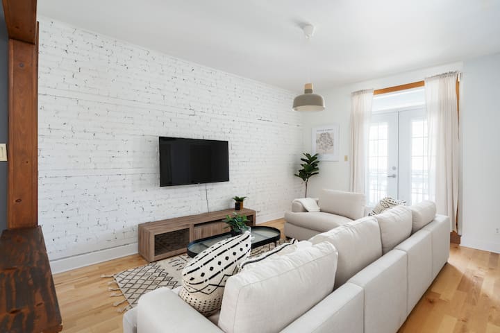 Chic Mile-End 3BR Getaway – Free Parking, Sleeps 8