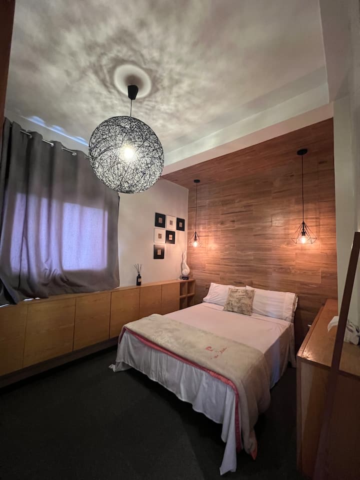 Strávte krásne pokojné a pokojné noci v tejto izbe s nastaviteľnými tlmenými svetlami pre extra pohodlie a kokonovanie. 