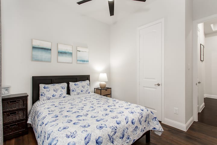 Трета спалня е близо до кухнята с прозорец и пейка и със собствена баня, включително душ. 