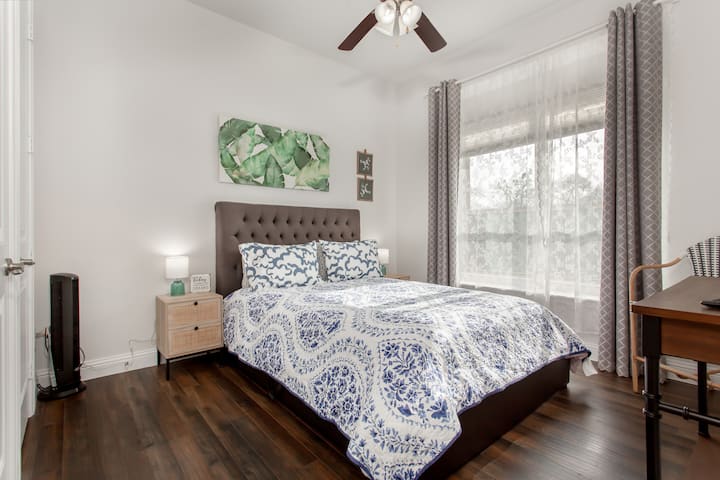 Легло с размер Queen size; голяма пейка до прозореца с изглед към задния двор; 40-инчов смарт телевизор Vizio