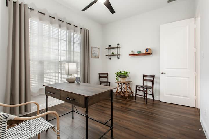 Първа спалня близо до главната врата, която може да се използва едновременно като спалня за гости/кабинет, предлагаща удобно дневно легло, което може да се издърпа от допълнителното легло, за да функционира като голямо *двойно легло* (качествена пружина с джоб и слой пяна).