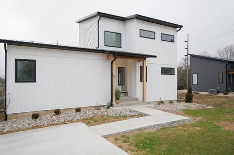 Race Street Retreat- Newly Built, Ark, Hot Tub