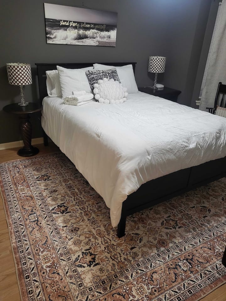 მე-2 საძინებელი - საწოლი „Queen“ და გადაკეტეთ ჩრდილები.