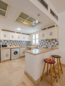Marina Luxury apartment with Patio