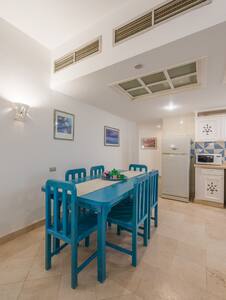Marina Luxury apartment with Patio