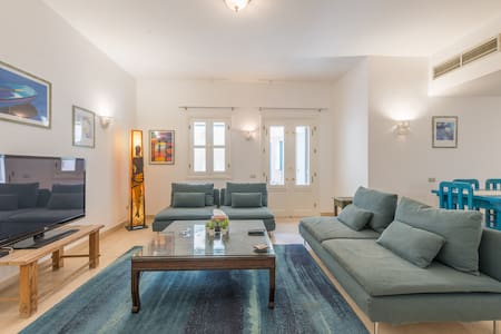 Marina Luxury apartment with Patio