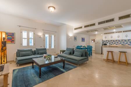 Marina Luxury apartment with Patio