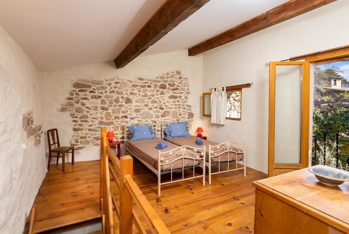 Dvostruki kreveti čekaju strpljivo i pružaju ugodno utočište za snove. U susjedstvu noću se vidi crvena svjetiljka poput usamljene zvijezde. Ovdje, između prošlosti i sadašnjosti, duša počiva.