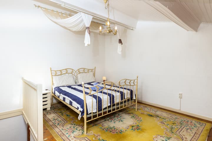 Opustite se u ovoj svijetloj, prozračnoj sobi s udobnim krevetom i elegantnim uređenjem. Čista posteljina i mir u smještaju jamče vam miran san.