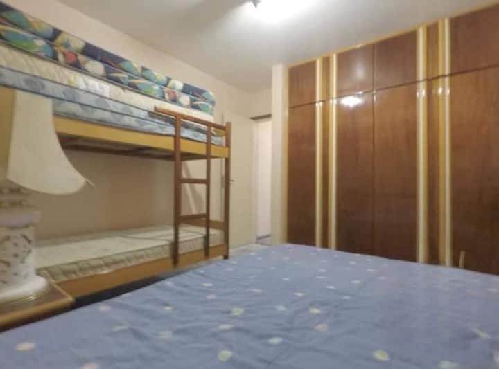 Ina feni 1 inayotembea, kitanda cha watu wawili, kitanda cha ghorofa na kabati la nguo.