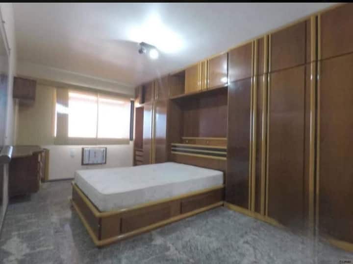 Ina feni 1 inayotembea, kabati la nguo, kitanda cha watu wawili, sehemu za godoro. Chumba chenye bafu.