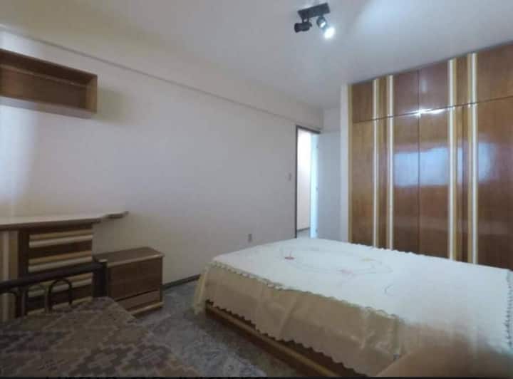 Ina feni 1 inayotembea, kitanda cha watu wawili, kitanda cha sofa cha watu 2 na kabati la nguo.