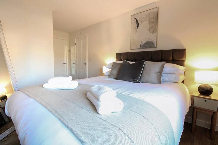 Основната спалня е оборудвана с удобно двойно легло с чисто спално бельо и кърпи.